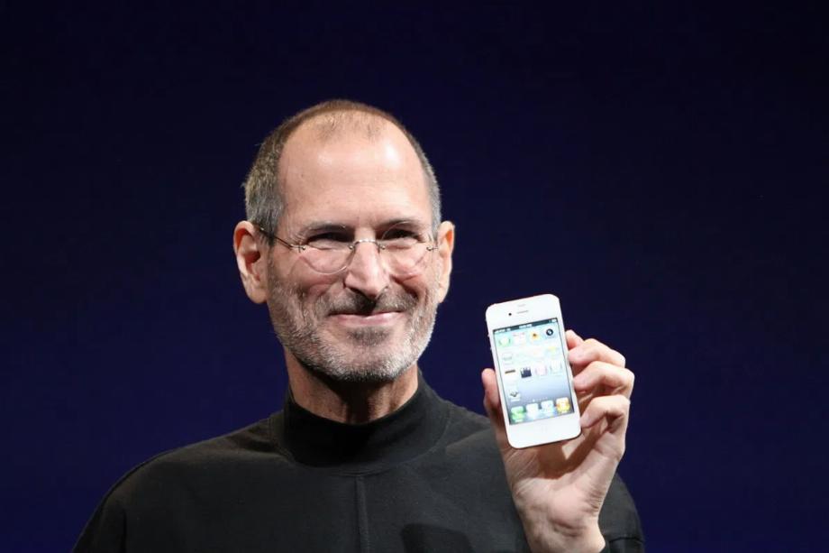 Steve Jobs , homme d'affaires américain, designer industriel, magnat des affaires, propriétaire de médias et investisseur.