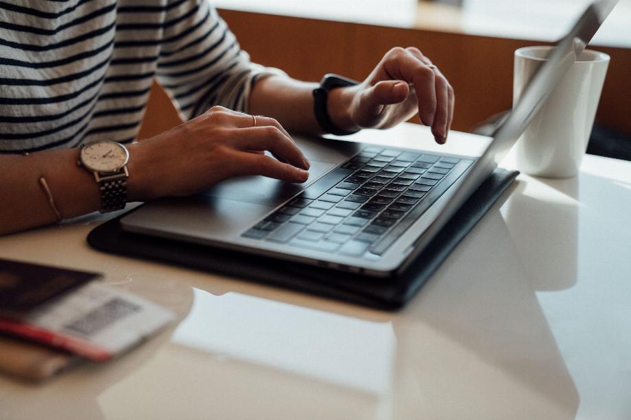 Les ordinateurs portables doivent démarrer avec une charge complète pour optimiser leur batterie. (Unsplash)