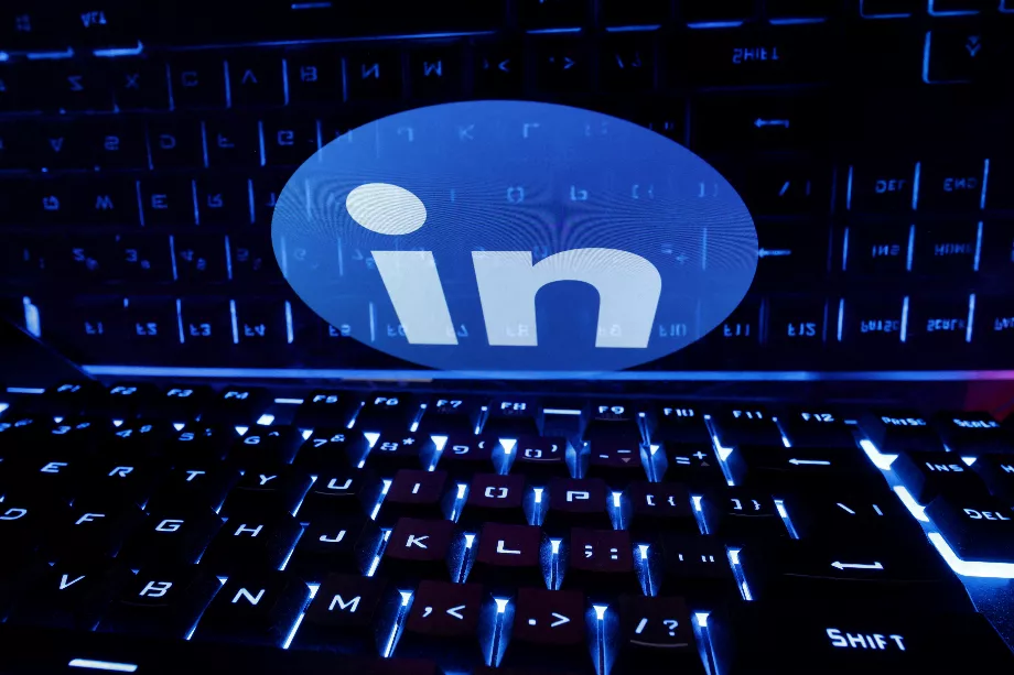 Linkedin est le réseau social par excellence pour nouer des liens avec des organisations et de nouveaux emplois. (Photo : REUTERS/Dado Ruvic/Illustration/Photo d’archives)